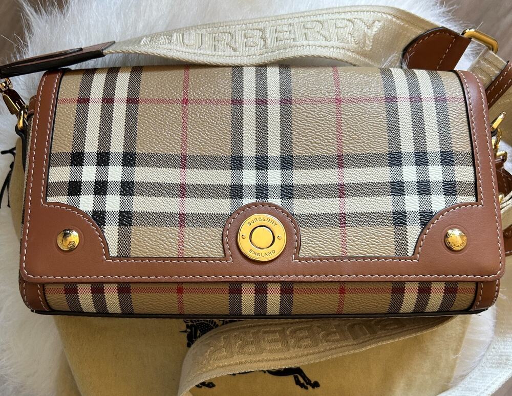 Burberry Note-Curent Season! Excellent! NWOT, plastic on hadware